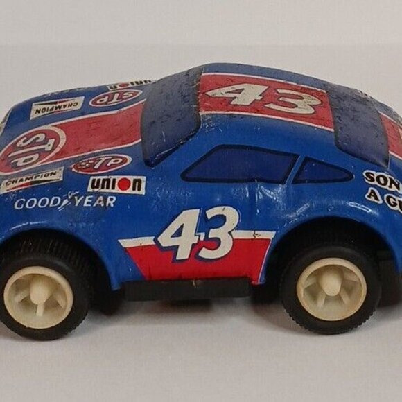 Pit Row #43 Richard Petty STP Friction Drive Toy (Not Working) Has Wear Vintage - Picture 3 of 9